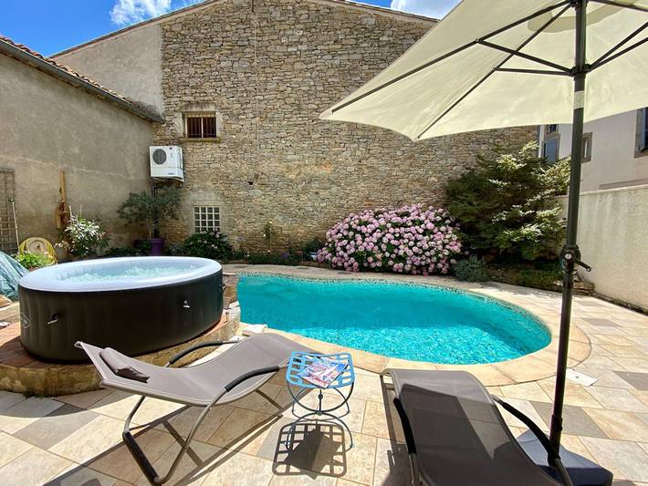 Gîte pour 2 personnes, avec jardin ainsi que terrasse et jacuzzi à Laure-Minervois
