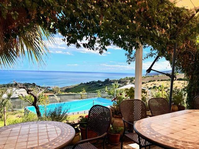 Location de vacances pour 2 personnes, avec vue ainsi que jardin et piscine, animaux acceptés à Rocca Imperiale - 4