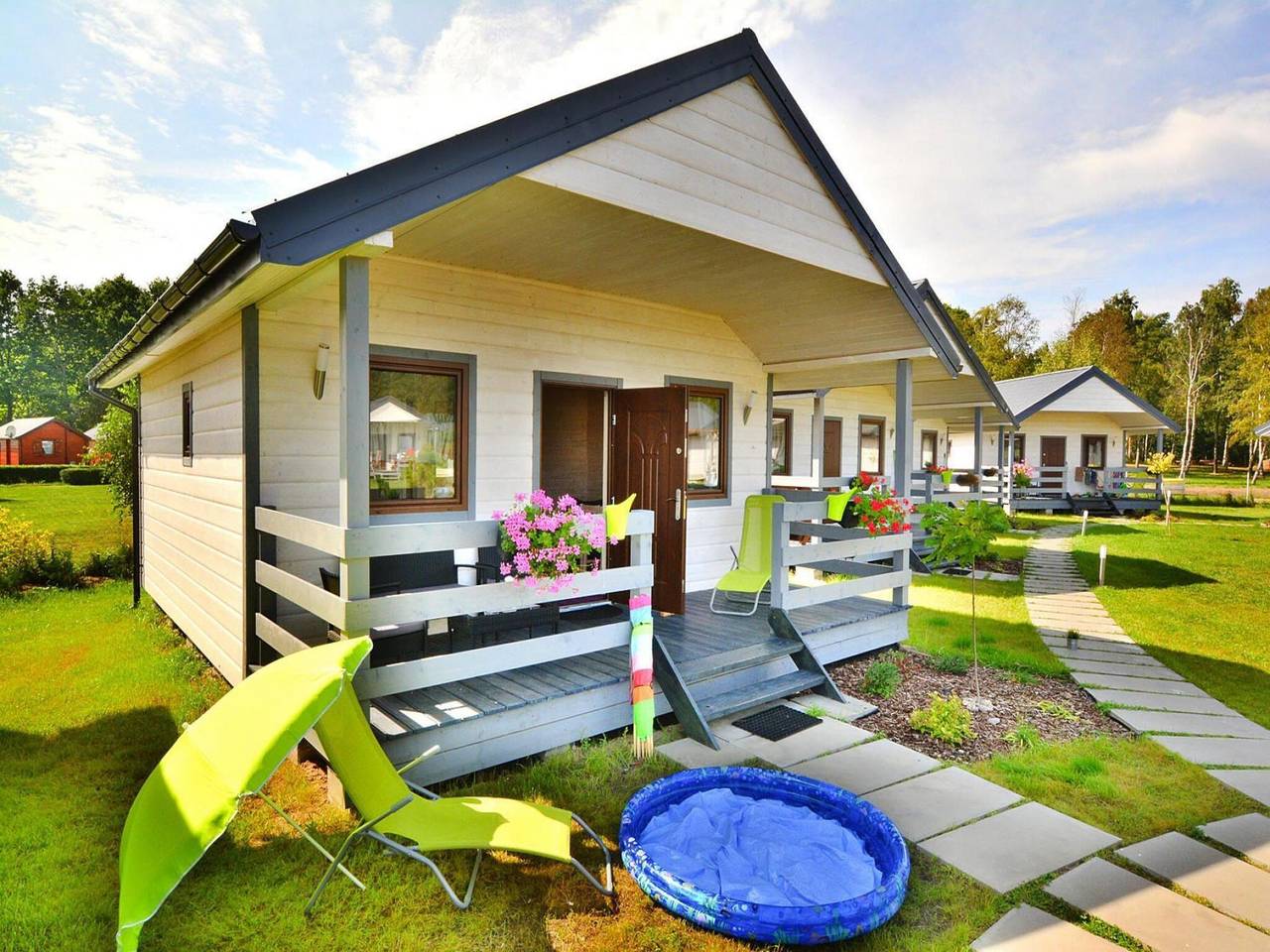 Ferienhäuser mit Pool und Whirlpool in Powiat Sławieński