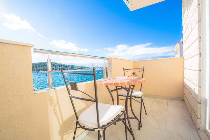 Ganzes Studio, Studio direkt am Meer mit Meerblick in Rogoznica, Šibenik-Knin