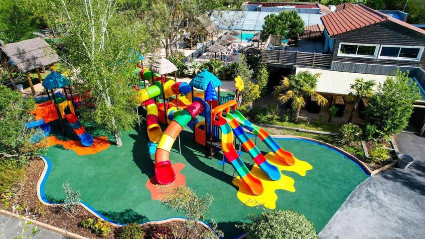 Camping pour 4 personnes, avec bassin pour enfant ainsi que jardin et piscine, animaux acceptés