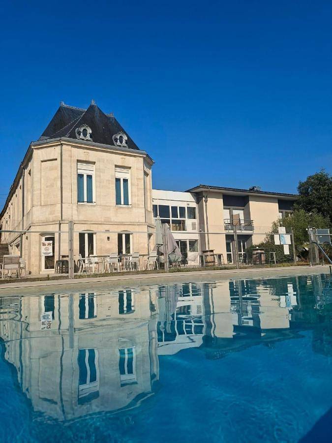 Hôtel pour 4 personnes, avec Terrasse ainsi que Jardin et Piscine à Latresne