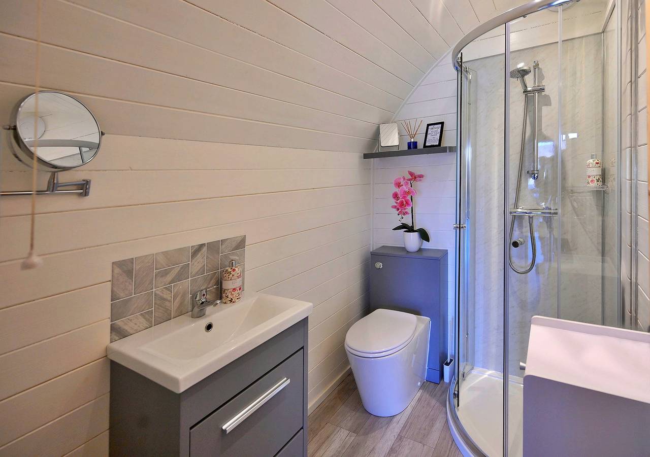 Entire holiday apartment, Dalaraban Luxury Pods - Black Grouse in Fort William, Loch Linnhe