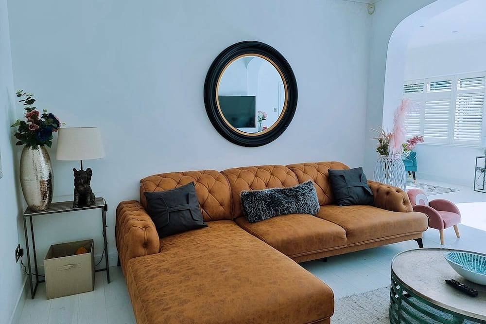 Stylish, spacious 4 bedroom, 3.5 bathroom entire detached home with large garden in Bishop's Stortford, Hertfordshire