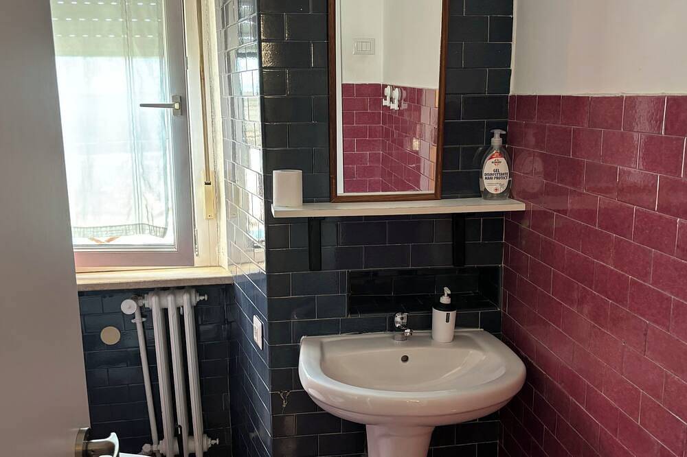 Single Room with Shared Bathroom and Private Parking in Loco in Potenza, Potenza Provinz