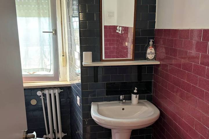 Single Room with Shared Bathroom and Private Parking in Loco in Potenza, Province de Potenza