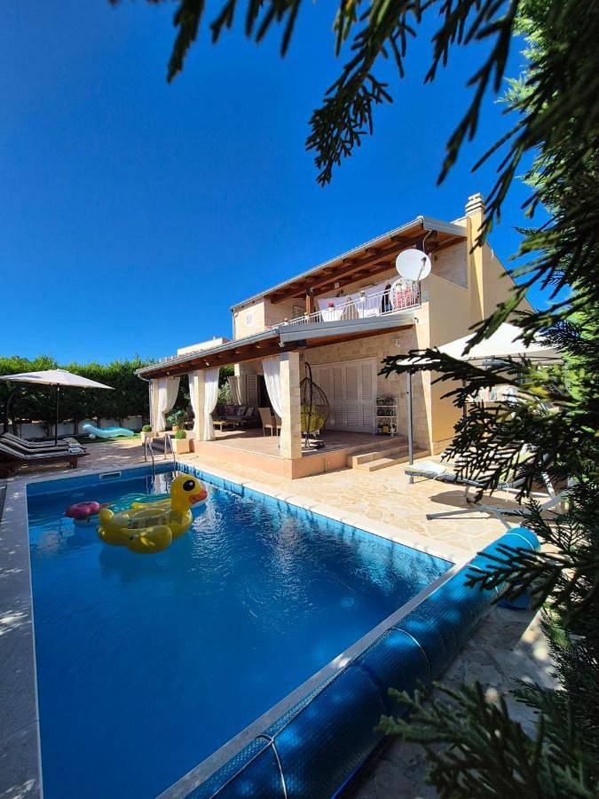 Villa pour 7 personnes, avec jacuzzi ainsi que jardin et piscine à Šibenik