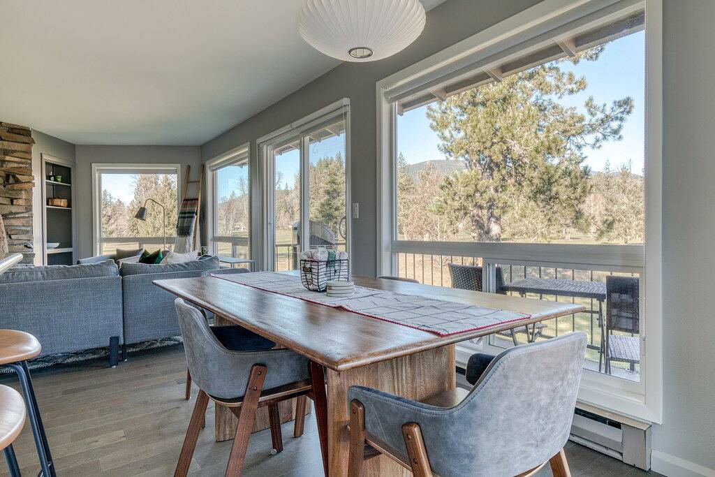 Ganze Wohnung, Mountain-view condo on the golf course with Wifi, private W/D & gas grill in Welches, Mount Hood