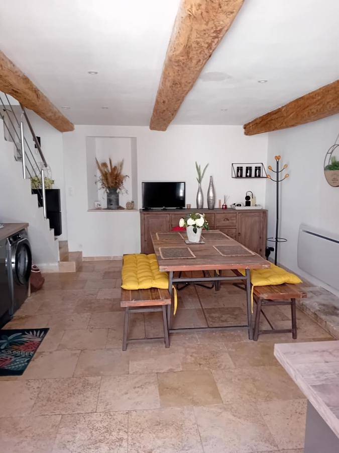 Appartement entier, Maison de village entièrement rénovée avec goût in Sillans-la-Cascade, Région de Brignoles