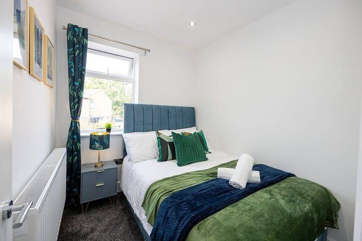 Sleek Retreat:Modern Home-Games Room & Cinema Lounge in Bolton, Grand Manchester