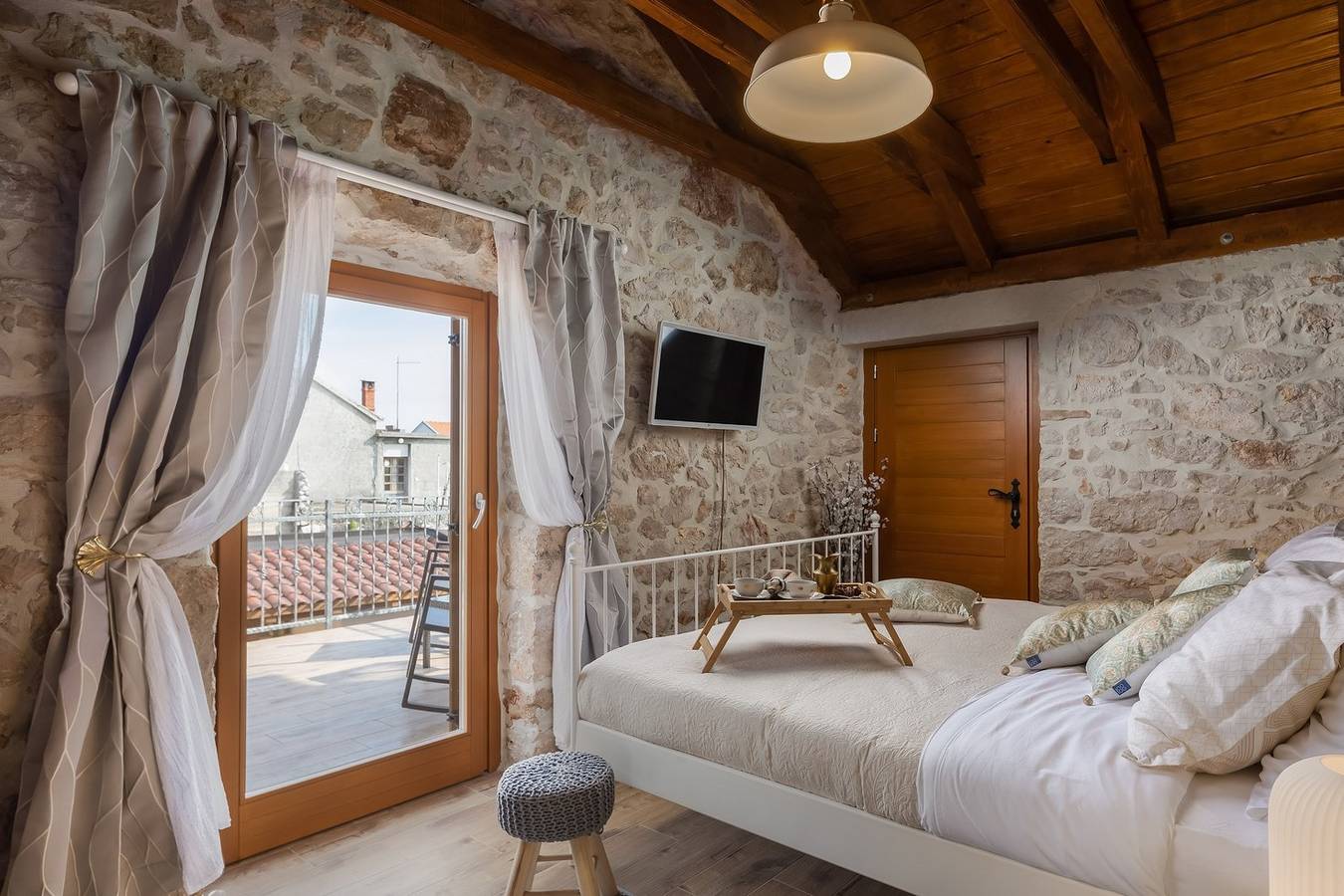 Rustic Villa Kameni dvori, heated pool, Bbq, family-friendly in Sveti Filip i Jakov, Općina Sveti Filip i Jakov