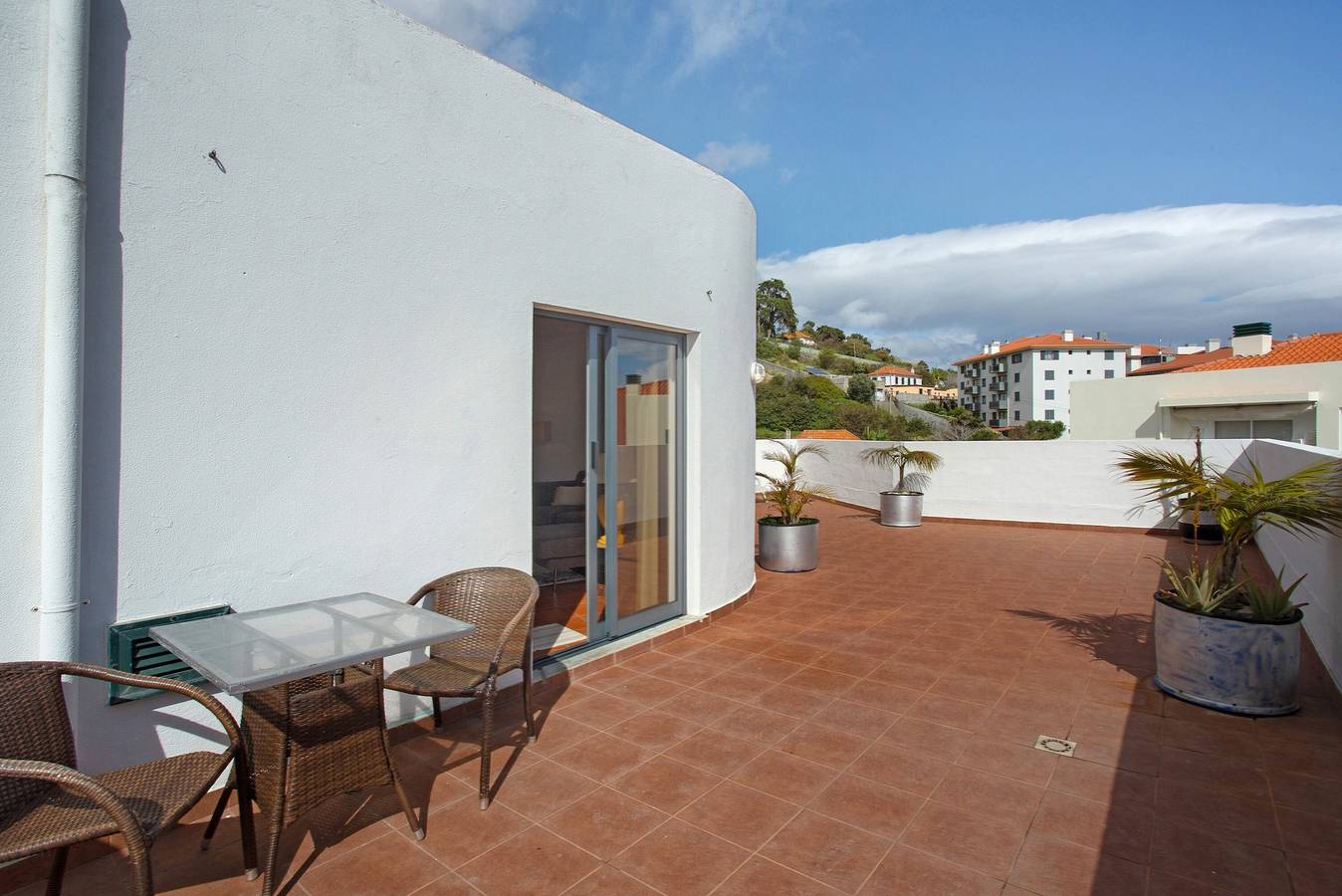Appartement entier, Studio « Lolita com terrasse » avec vue sur mer et Wi-Fi in Caniço, Île de Madère