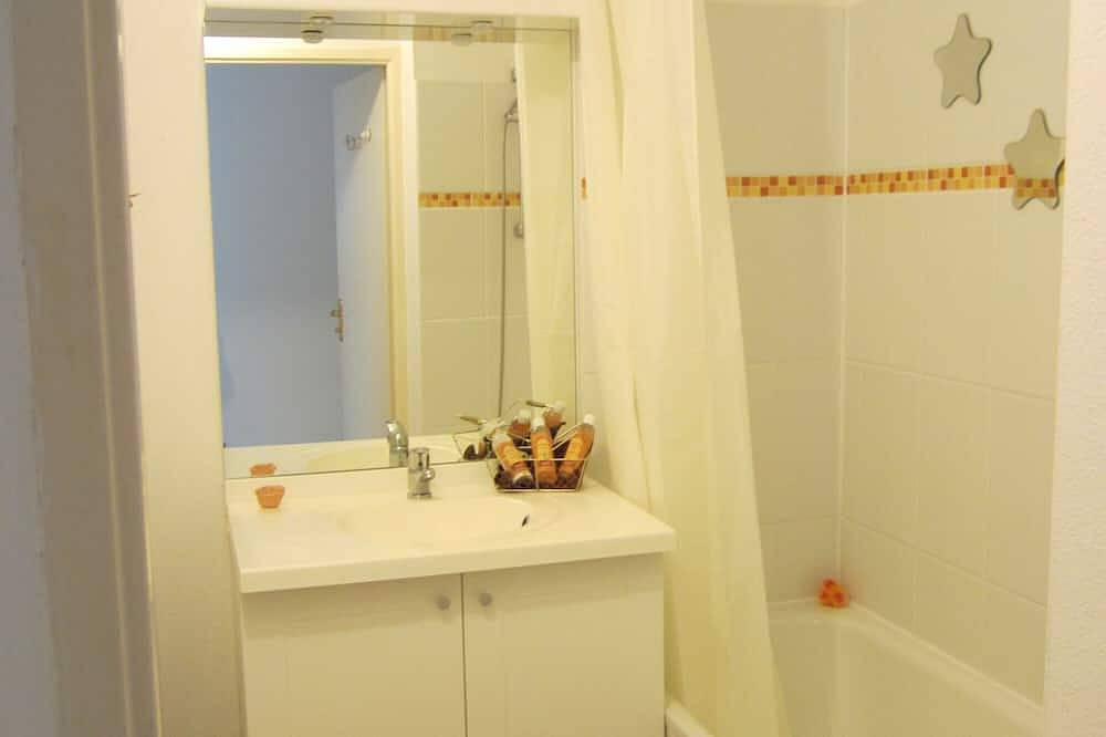 Apartamento entero, T2 - 40 m2 de pie, diseño, seguro - piscina y estacionamiento privado. Terreno con jardín in Cambo-les-Bains, Region de Bayona