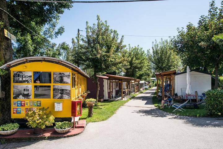 Camping pour 4 personnes, avec bassin pour enfant et terrasse ainsi que jardin et piscine dans Lac Majeur (Italie) - 3