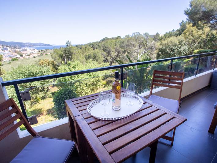 Ferienwohnung für 2 Personen, mit Balkon und Terrasse sowie Garten und Ausblick in Bormes-les-Mimosas