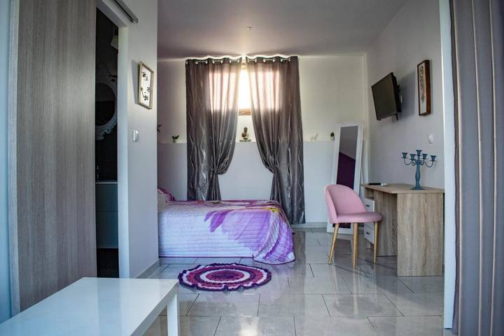 Chambre d’hôte pour 3 personnes, avec Terrasse et Jardin ainsi que Piscine et Vue