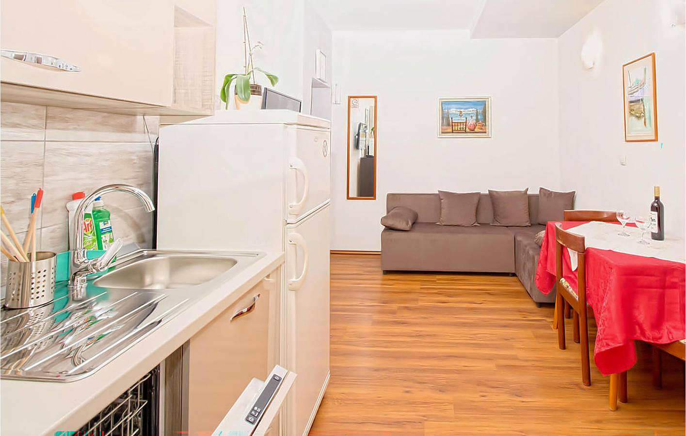 Ganze Ferienwohnung, Gemütliche 73 m² große Wohnung mit Meerblick, Terrasse und Parkplatz, 200 m vom Strand entfernt in Zivogosce, Makarska Riviera