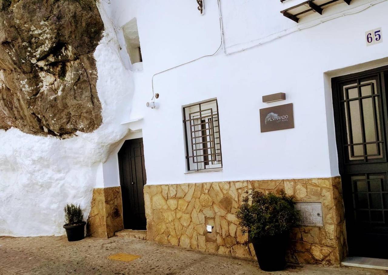 Appartement entier, Appartement 'Alvarado Loft' avec vue sur la montagne, Wi-Fi et climatisation in Ubrique, Pueblos Blancos