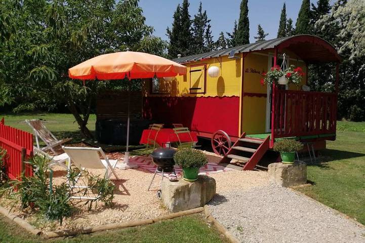 Cabaña de madera para 3 personas, con balcón y jardín además de piscina y jacuzzi - 1