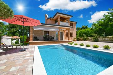 Ferienhaus für 6 Personen, mit Terrasse und Pool in Poreč
