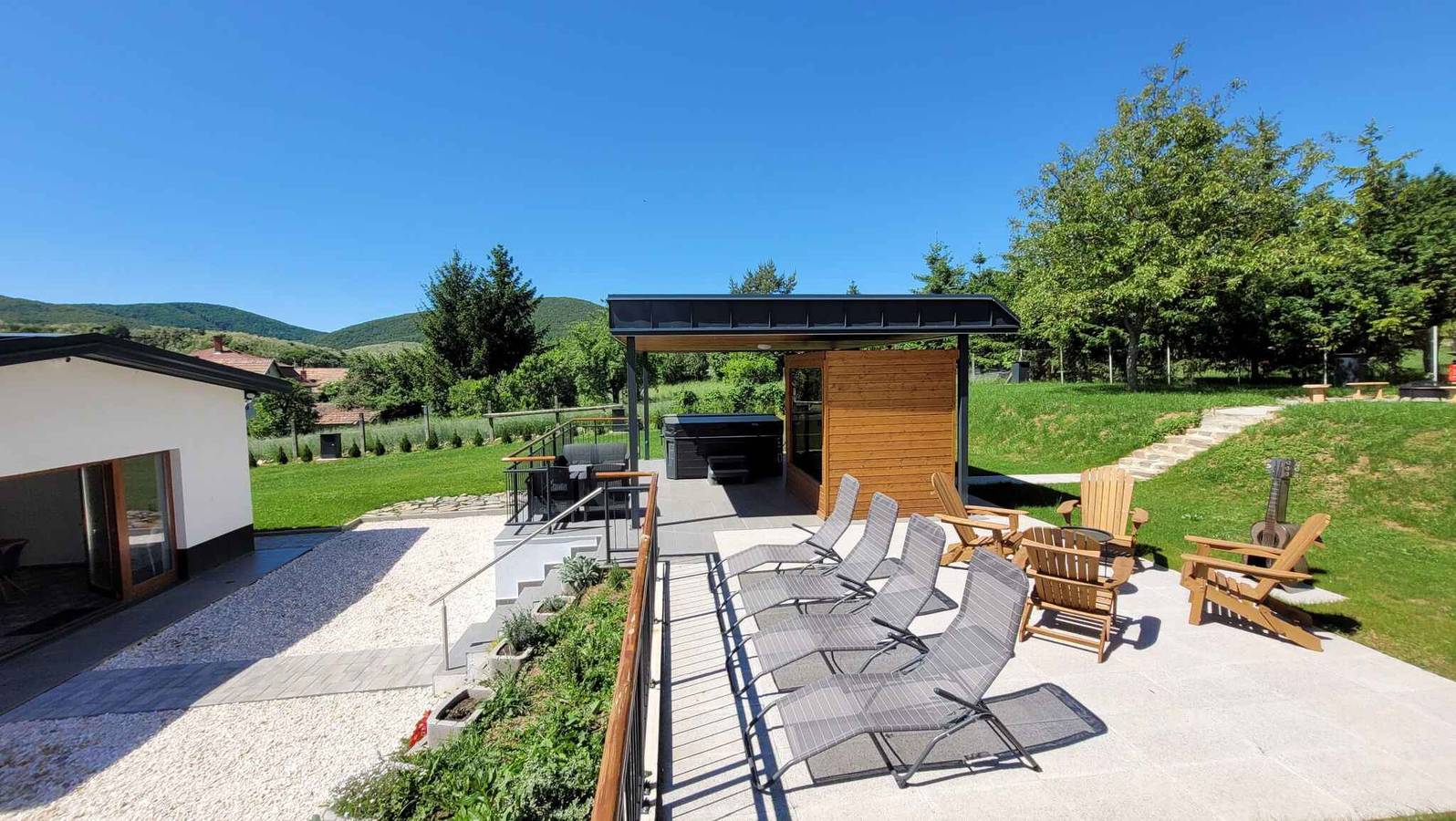 Ferienhaus mit Sauna, Whirlpool, Klimaanlage und großem Garten in Komitat Neuburg