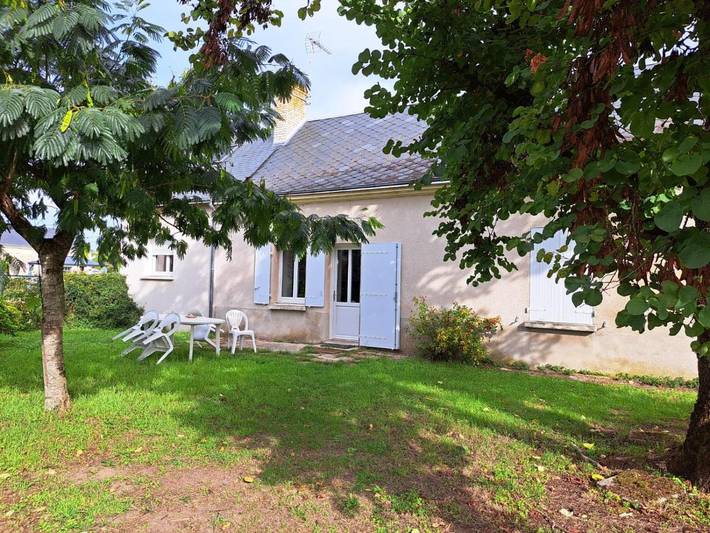 Location de vacances pour 6 personnes, avec terrasse et jardin à Restigné