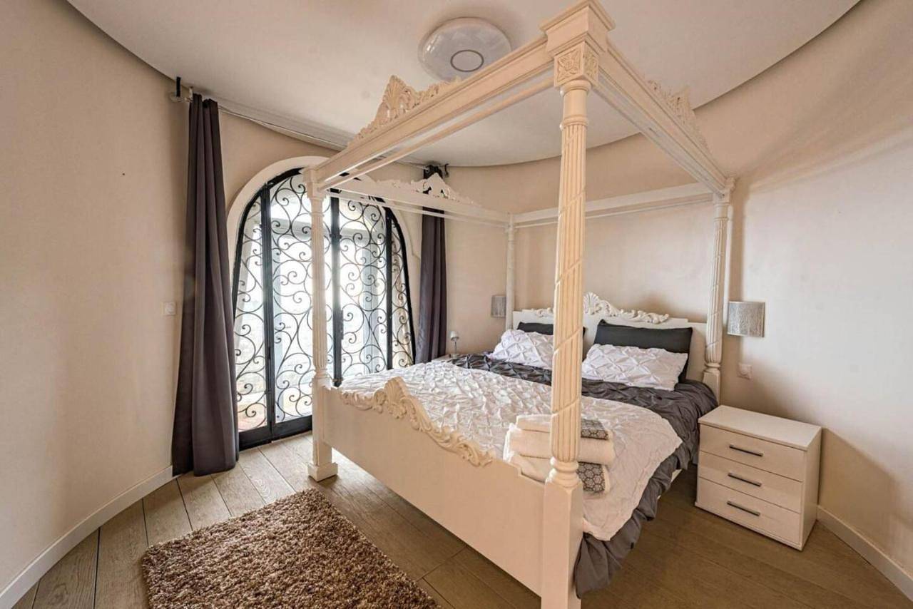 Monaco Castle Villa with Pool and Skyview of French Riviera in La Turbie, Côte méditerranéenne (France)