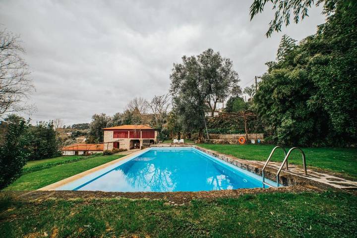 Location de vacances pour 16 personnes, avec piscine ainsi que terrasse et vue dans Travassos
