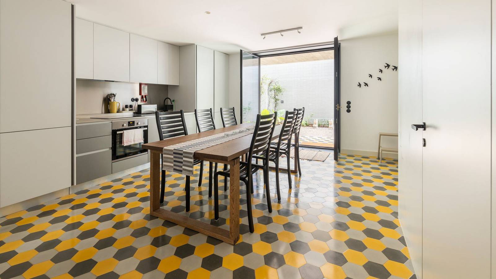 Majestic Apartment W/ Patio by Lovelystay in Anjos, Lisboa