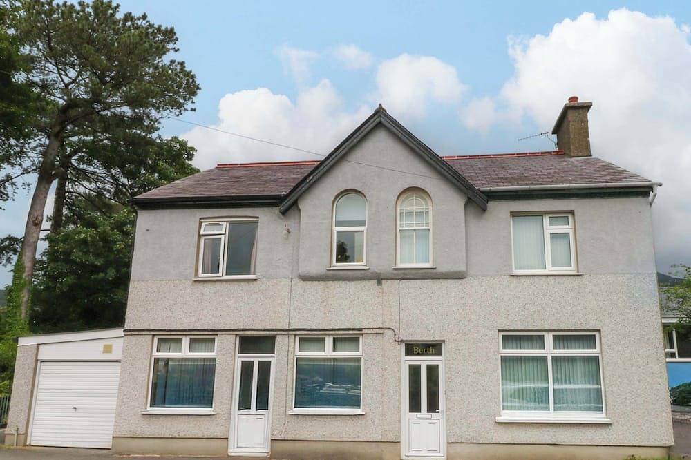 Y Berth, family friendly, country holiday cottage in Llanberis in Llyn Padarn, Snowdonia