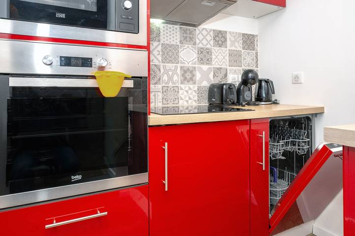 Apartamento entero, Apartamento "Chez Pierre y Germaine" con vistas a la montaña, terraza privada y Wi-Fi in Saint-Genix-les-Villages, Chambéry region