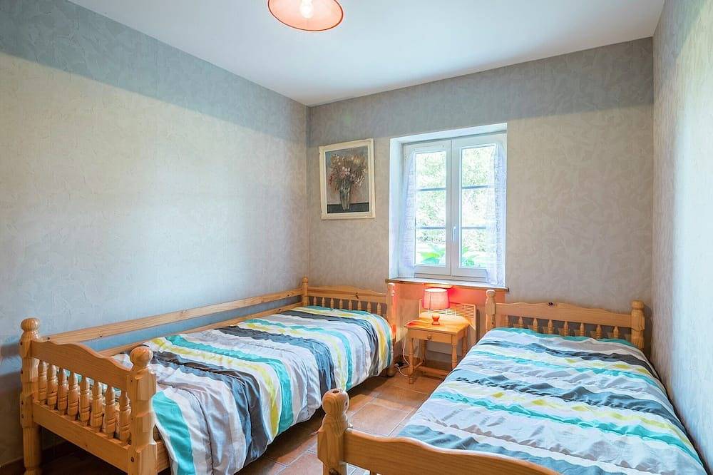 Spacious holiday home with terrace in Saint-Nexans, Périgord Pourpre