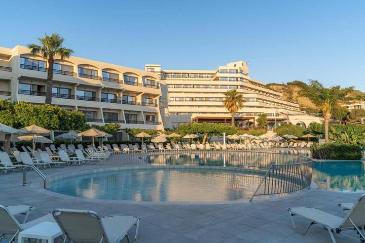 Hôtel pour 3 personnes, avec Terrasse et Jardin ainsi que Bassin pour enfant et Piscine