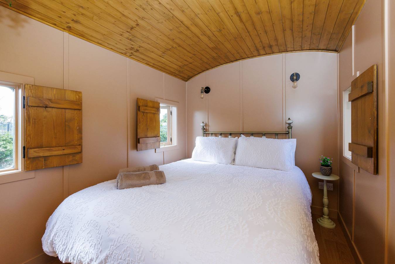 Beautifully Restored Carriage - Sleeps 6 in Earnley, West Sussex