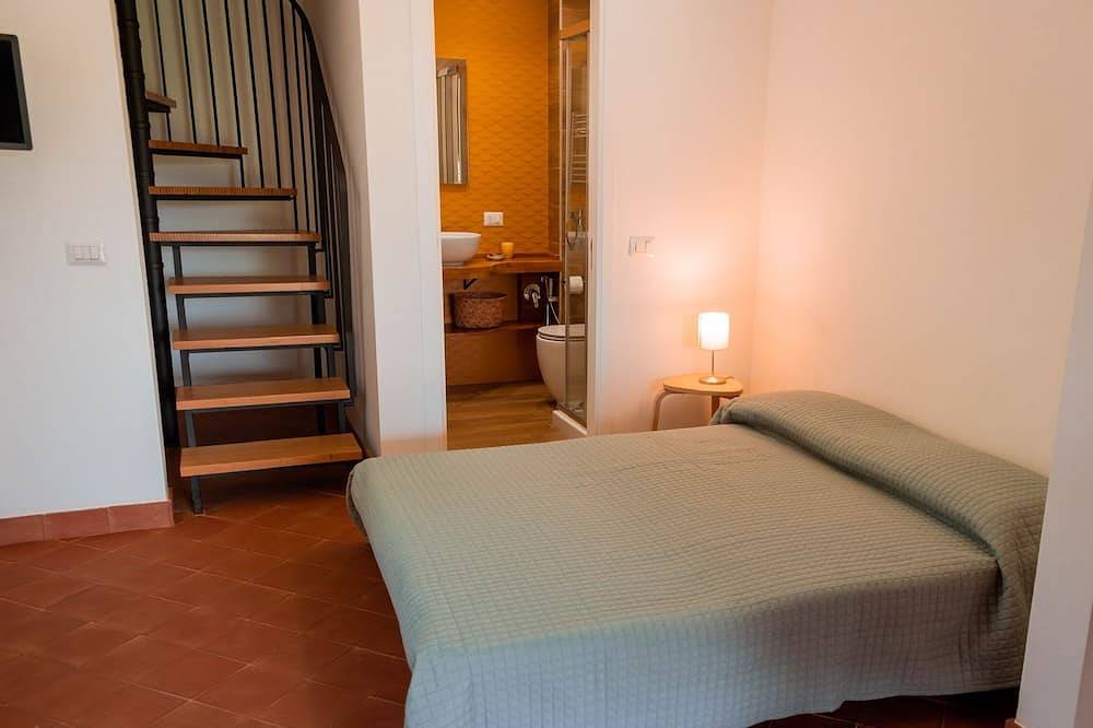 Entire apartment, Independent apartment, for relaxing holidays, with views between the sea and Etna in Santa Venerina, Mount Etna