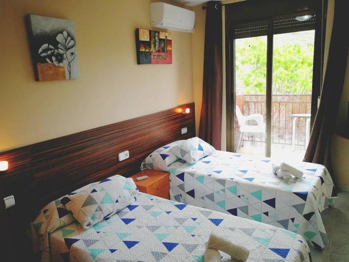 Gîte pour 3 personnes, avec balcon à Arén