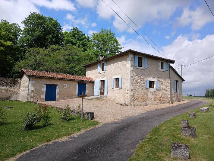 Location de vacances pour 4 personnes, avec jardin ainsi que vue et piscine, animaux acceptés à Montboyer - 2