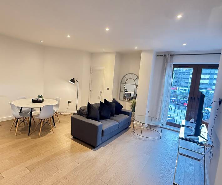 Entire holiday apartment, 1 Bed - Sleeps 2 - City Centre - Free Parking in Hertfordshire
