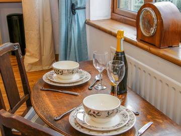 Log Cabin for 2 People in Cheshire, North West England, Photo 4