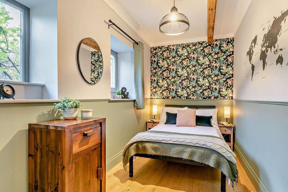 6 Bed in Huddersfield in Westliches Yorkshire