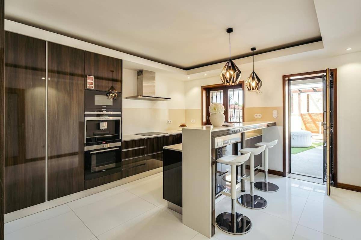 Beach Villa with Jacuzzi & Garage by Hostwise in Vila Chã, Porto Distrikt
