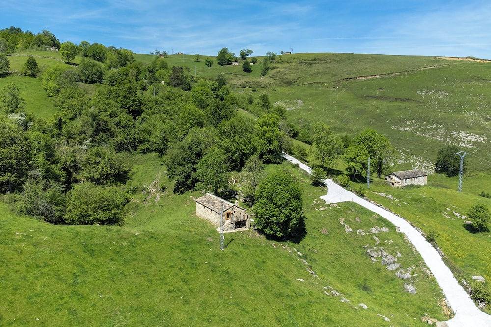 Cosy cottage in Los Valles Pasiegos, Cantabria: Lo Lucas 1920 in San Roque de Riomiera, Valle del Miera