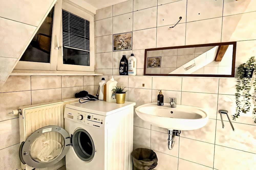 Entire apartment, Spacious vacation apartment for up to 8 people in the heart of Zirndorf in Zirndorf, Franconia