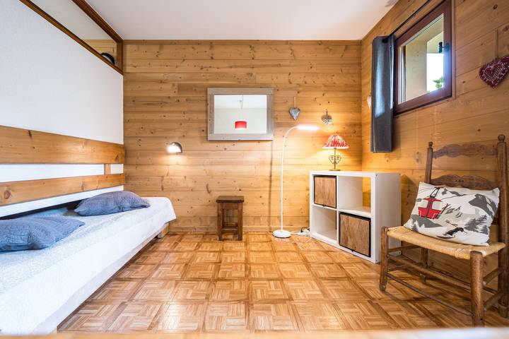 Entire studio, Studio Apartment '1 - La Gentiane' with Mountain View, Shared Garden and Wi-Fi in Cohennoz, Albertville region