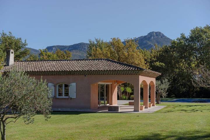 Chalet para 6 personas, con vistas además de jardín y piscina - 1