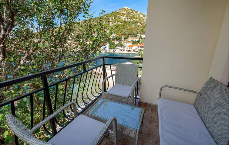 Ganze Ferienwohnung, Apartment am Meer mit Terrasse, WLAN und Parkplatz – 2 km vom Strand entfernt in Naturpark Velebit