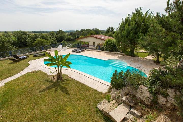 Location de vacances pour 10 personnes, avec Balcon et Terrasse ainsi que Jardin et Piscine dans Savoyeux