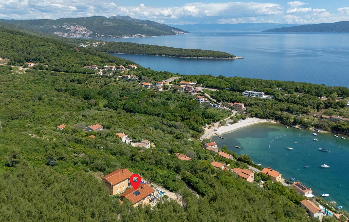 Escapade en bord de mer : spacieux appartement d'une chambre avec piscine et vue imprenable in Raša, Côte Est de l'Istrie