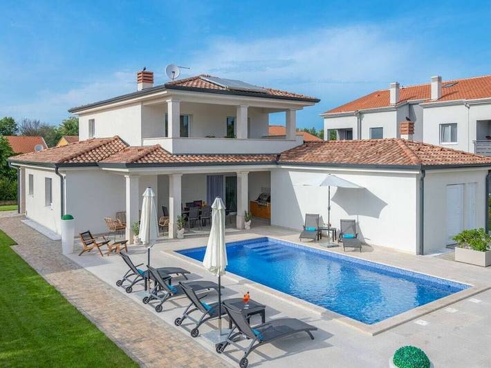 Ferienhaus für 8 Personen, mit Balkon und Terrasse sowie Garten und Pool