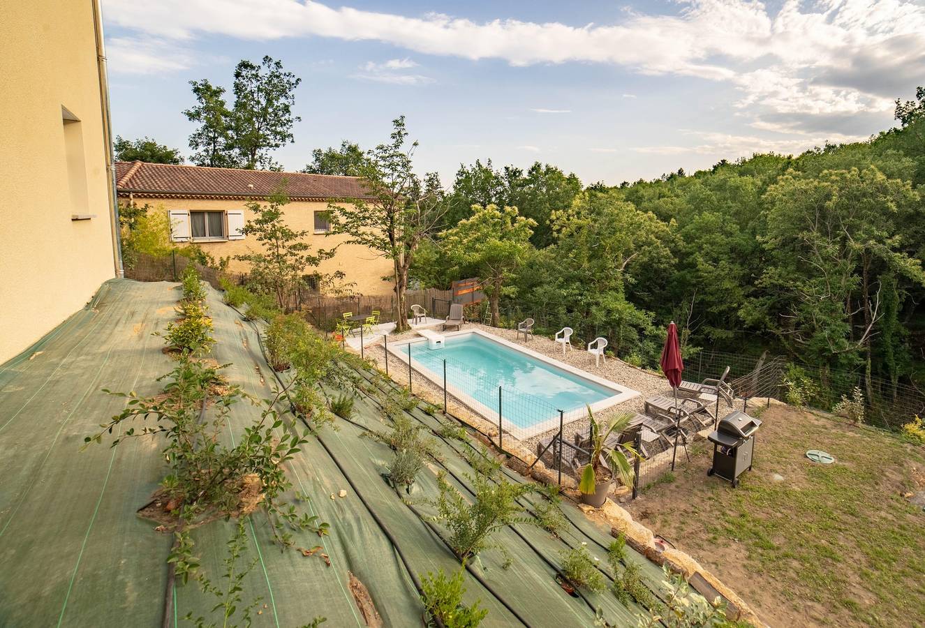 Le Gite Les Bouches Rouges avec vue sur les montagnes, piscine, Wi-Fi et climatisation in Vesseaux, Parc naturel régional des Monts d'Ardèche